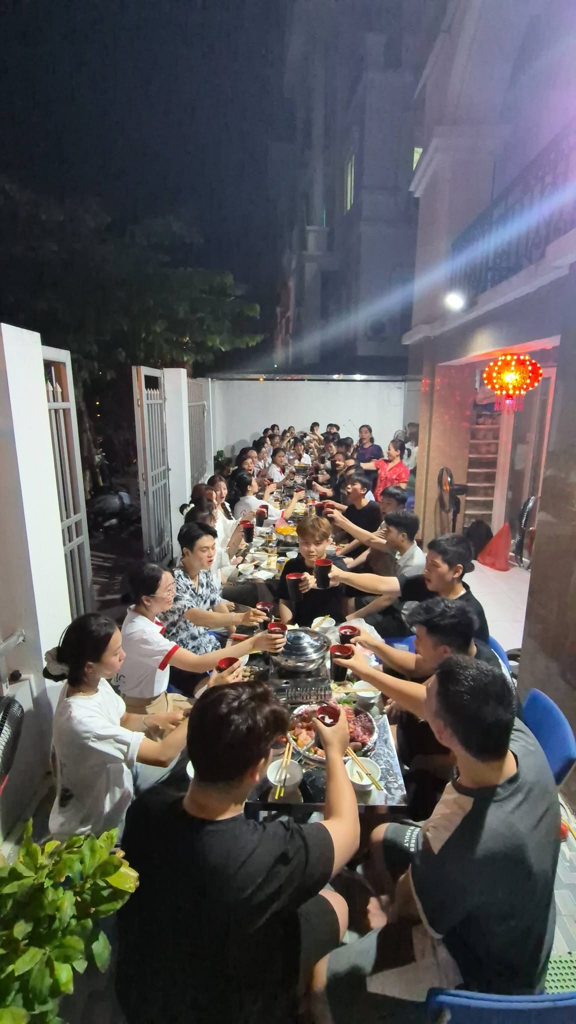 Bữa cơm liên hoan ấm cúng của học viên DYNAMIC sau trận đấu