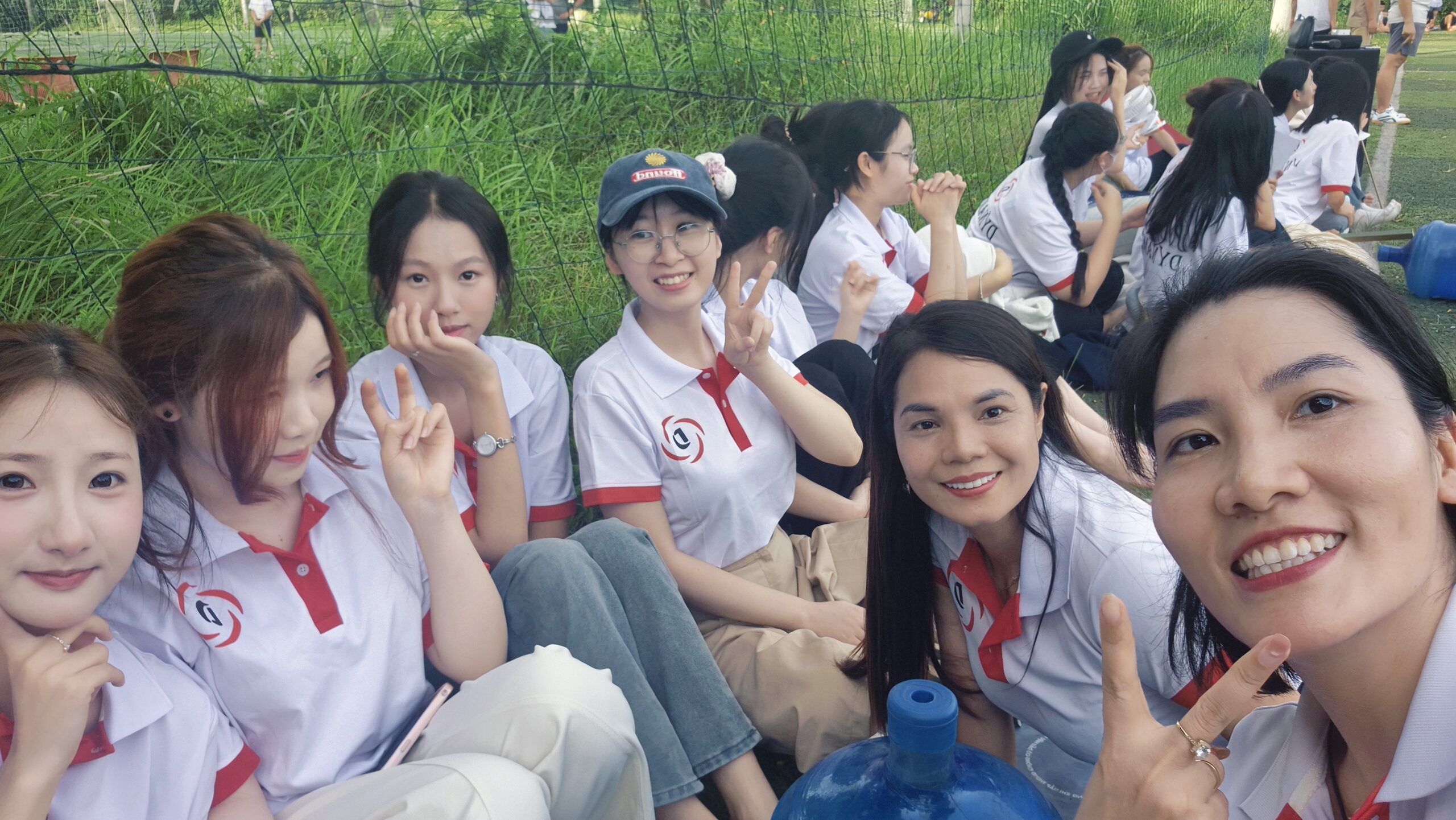 Cổ động viên DYNAMIC tiếp lửa bên đường biên
