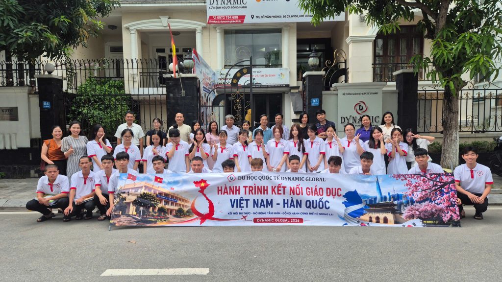 Không khí xúc động nghẹn ngào khi thầy cô gặp lại học trò cũ của mình đang trưởng thành từng ngày tại DYNAMIC GLOBAL