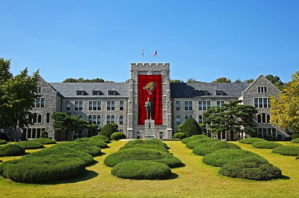 Học xá cổ kính mùa xuân của Đại học Korea